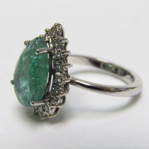 Sortija con Esmeralda talla pera de 4,40 ct. Y 18 Diamantes Naturales talla Brillante de 0,27 ct. (G-H/SI).