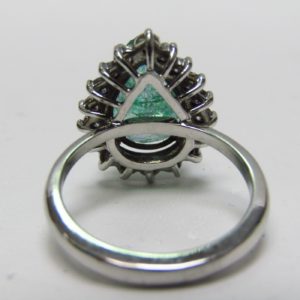 Sortija con Esmeralda talla pera de 4,40 ct. Y 18 Diamantes Naturales talla Brillante de 0,27 ct. (G-H/SI).