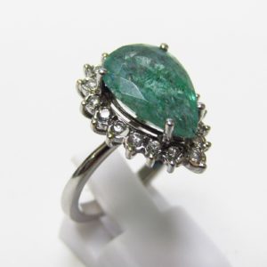 Sortija con Esmeralda talla pera de 4,40 ct. Y 18 Diamantes Naturales talla Brillante de 0,27 ct. (G-H/SI).