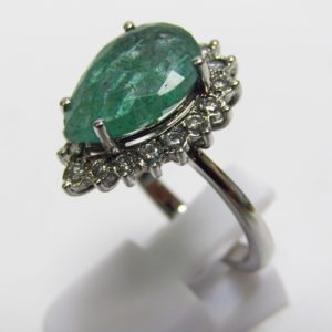 Sortija con Esmeralda talla pera de 4,40 ct. Y 18 Diamantes Naturales talla Brillante de 0,27 ct. (G-H/SI).
