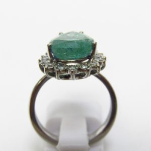 Sortija con Esmeralda talla pera de 4,40 ct. Y 18 Diamantes Naturales talla Brillante de 0,27 ct. (G-H/SI).