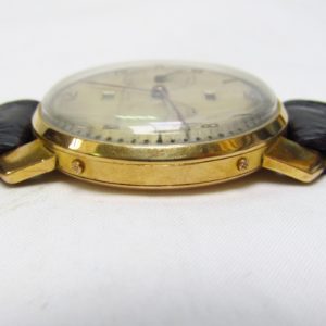 UNIVERSAL GENEVE. Reloj de Movimiento Complejo, de Pulsera para caballero. Oro 18k. Suiza, ca. 1940