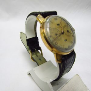 UNIVERSAL GENEVE. Reloj de Movimiento Complejo, de Pulsera para caballero. Oro 18k. Suiza, ca. 1940