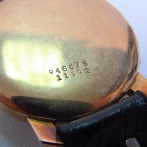 UNIVERSAL GENEVE. Reloj de Movimiento Complejo, de Pulsera para caballero. Oro 18k. Suiza, ca. 1940