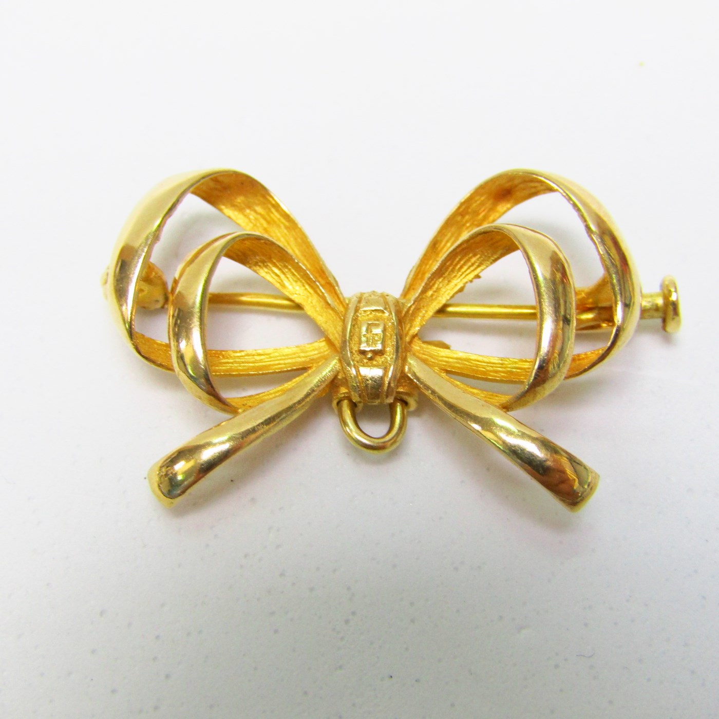 Broche de solapa en forma de lazo en Oro de 18k. Peso: 4,30 gr. Broche de solapa en forma de lazo en Oro de 18k. Peso: 4,30 gr.