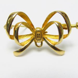Broche de solapa en forma de lazo en Oro de 18k. Peso: 4,30 gr.