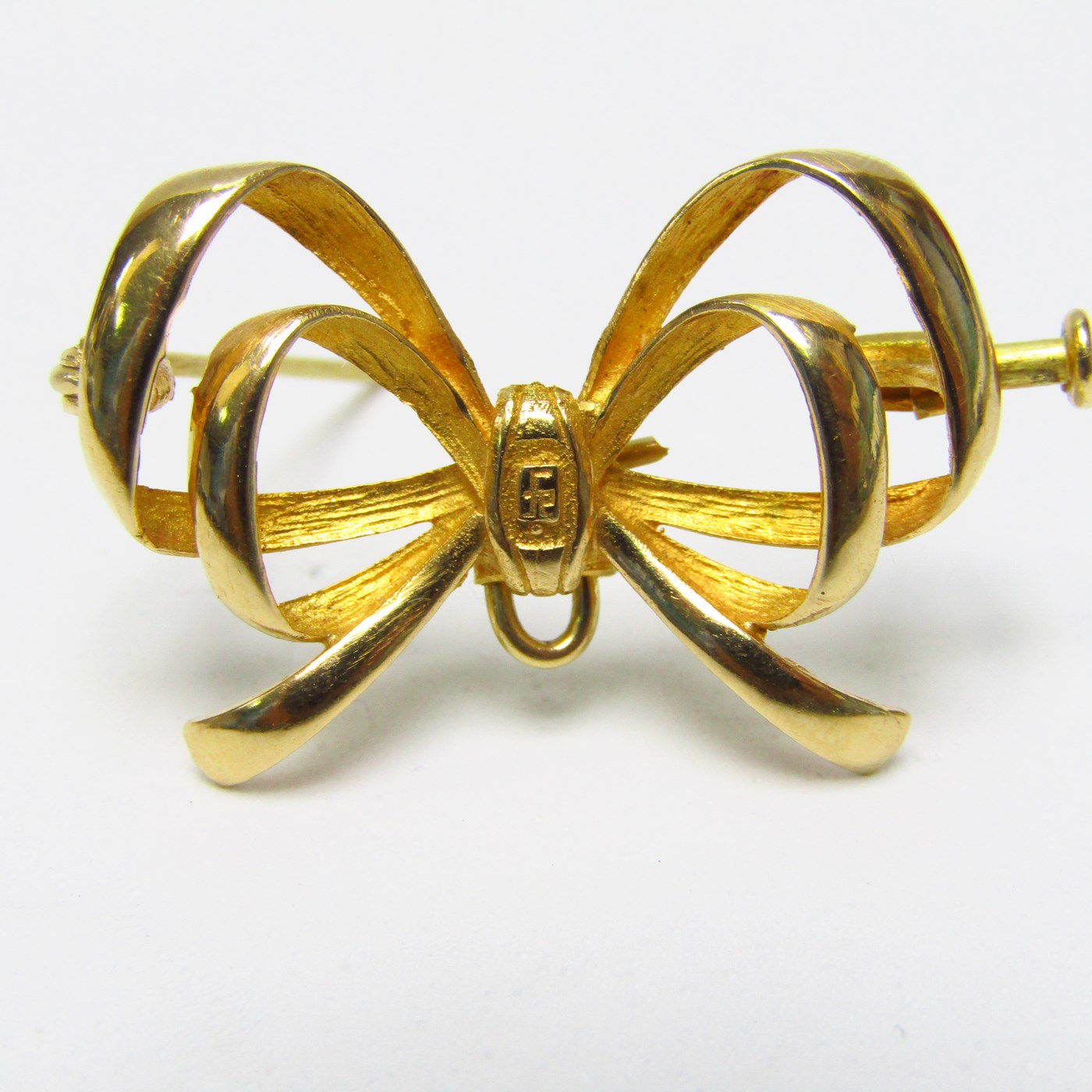 Broche de solapa en forma de lazo en Oro de 18k. Peso: 4,30 gr. Broche de solapa en forma de lazo en Oro de 18k. Peso: 4,30 gr.