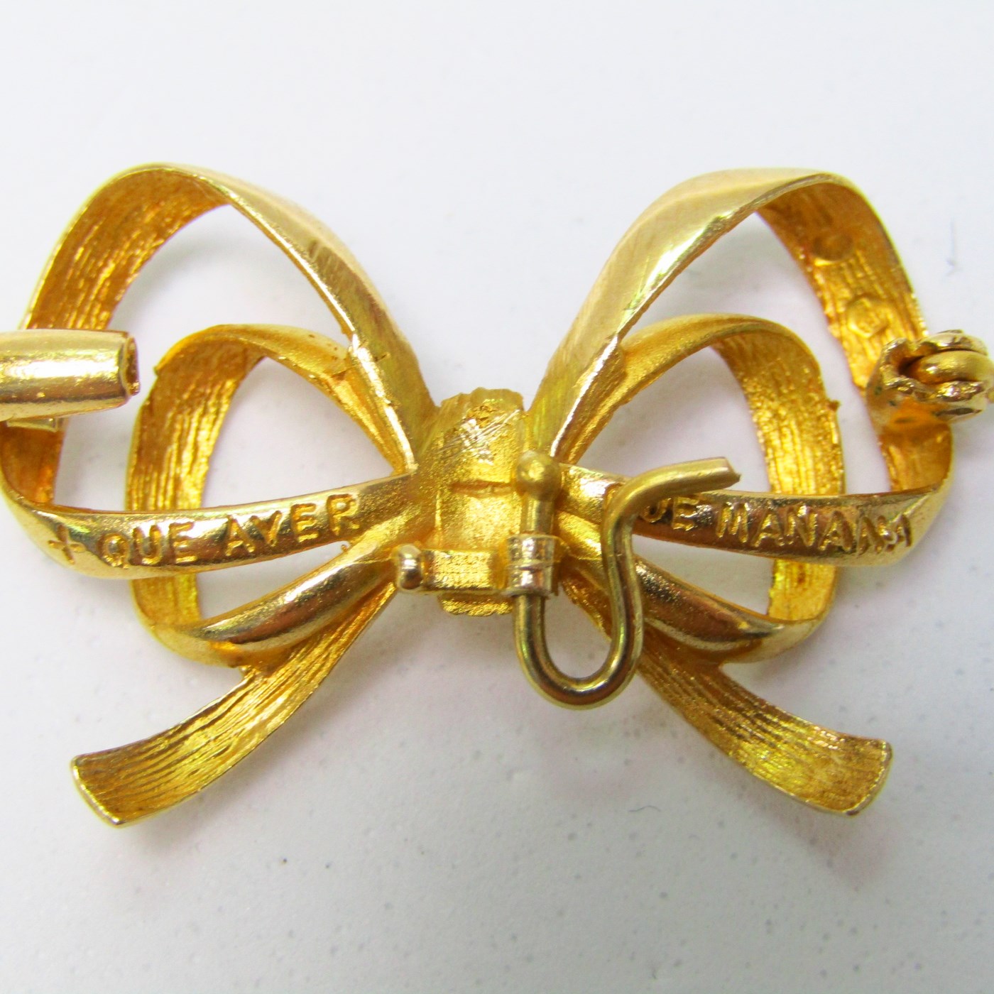 Broche de solapa en forma de lazo en Oro de 18k. Peso: 4,30 gr. Broche de solapa en forma de lazo en Oro de 18k. Peso: 4,30 gr.