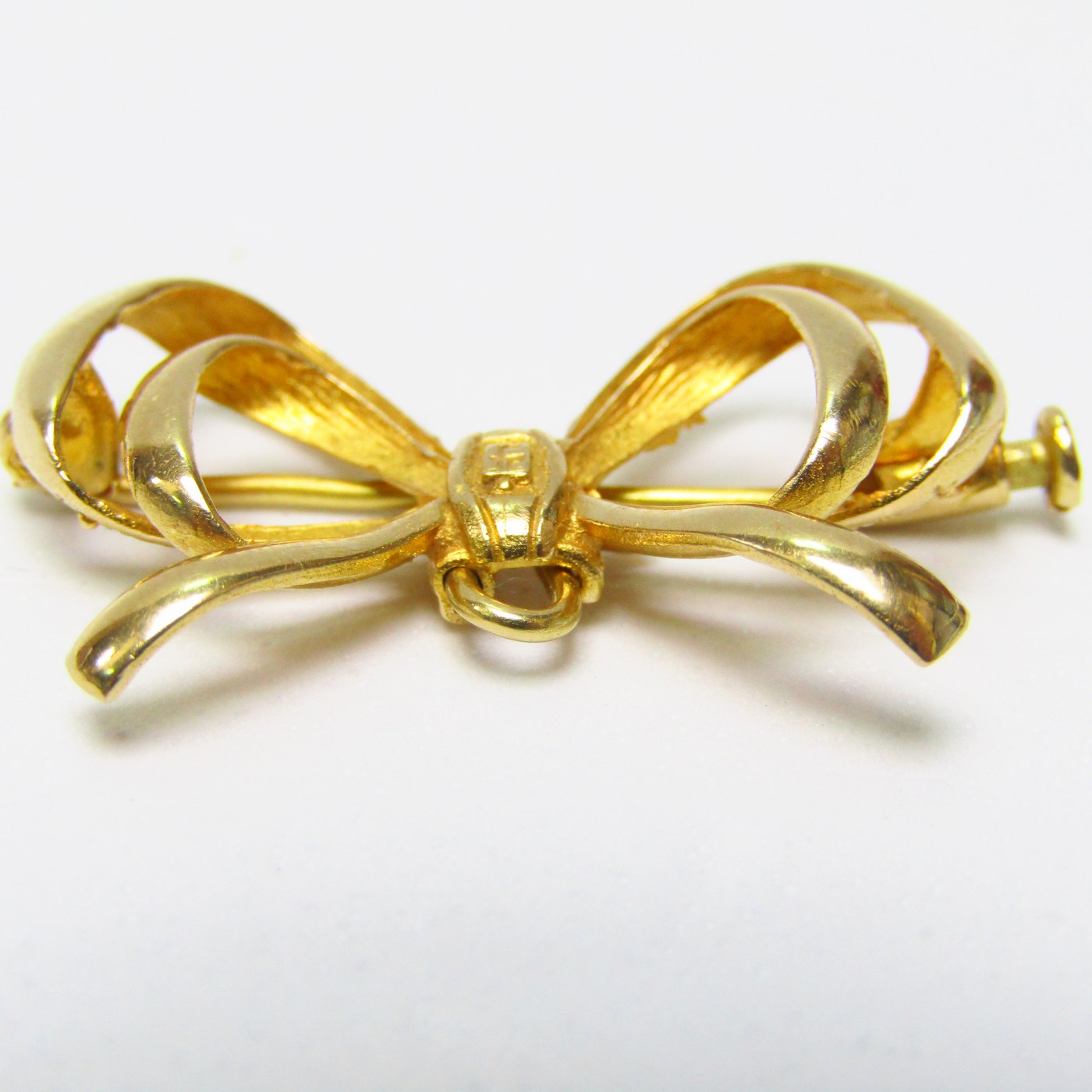 Broche de solapa en forma de lazo en Oro de 18k. Peso: 4,30 gr. Broche de solapa en forma de lazo en Oro de 18k. Peso: 4,30 gr.