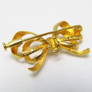 Broche de solapa en forma de lazo en Oro de 18k. Peso: 4,30 gr.
