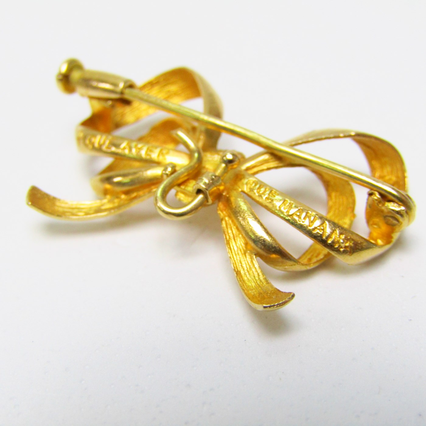 Broche de solapa en forma de lazo en Oro de 18k. Peso: 4,30 gr. Broche de solapa en forma de lazo en Oro de 18k. Peso: 4,30 gr.