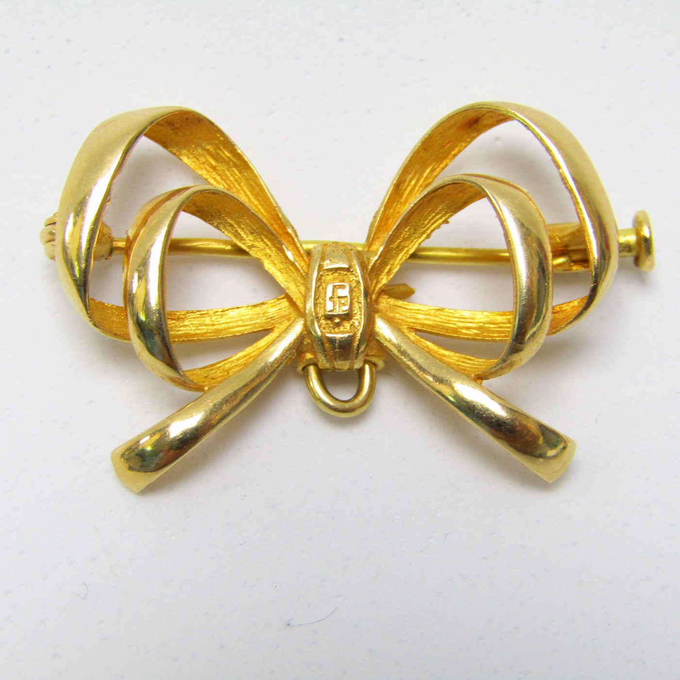 Broche de solapa en forma de lazo en Oro de 18k. Peso: 4,30 gr. Broche de solapa en forma de lazo en Oro de 18k. Peso: 4,30 gr.