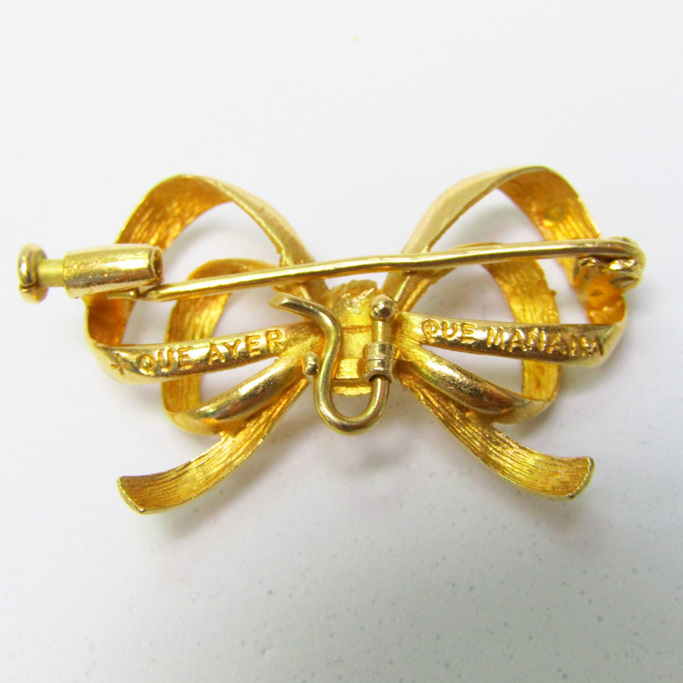 Broche de solapa en forma de lazo en Oro de 18k. Peso: 4,30 gr. Broche de solapa en forma de lazo en Oro de 18k. Peso: 4,30 gr.