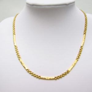 Collar en Oro Amarillo visto y matizado de 18k con apliques decorados. Peso 15,43 gr.