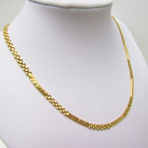 Collar en Oro Amarillo visto y matizado de 18k con apliques decorados. Peso 15,43 gr.
