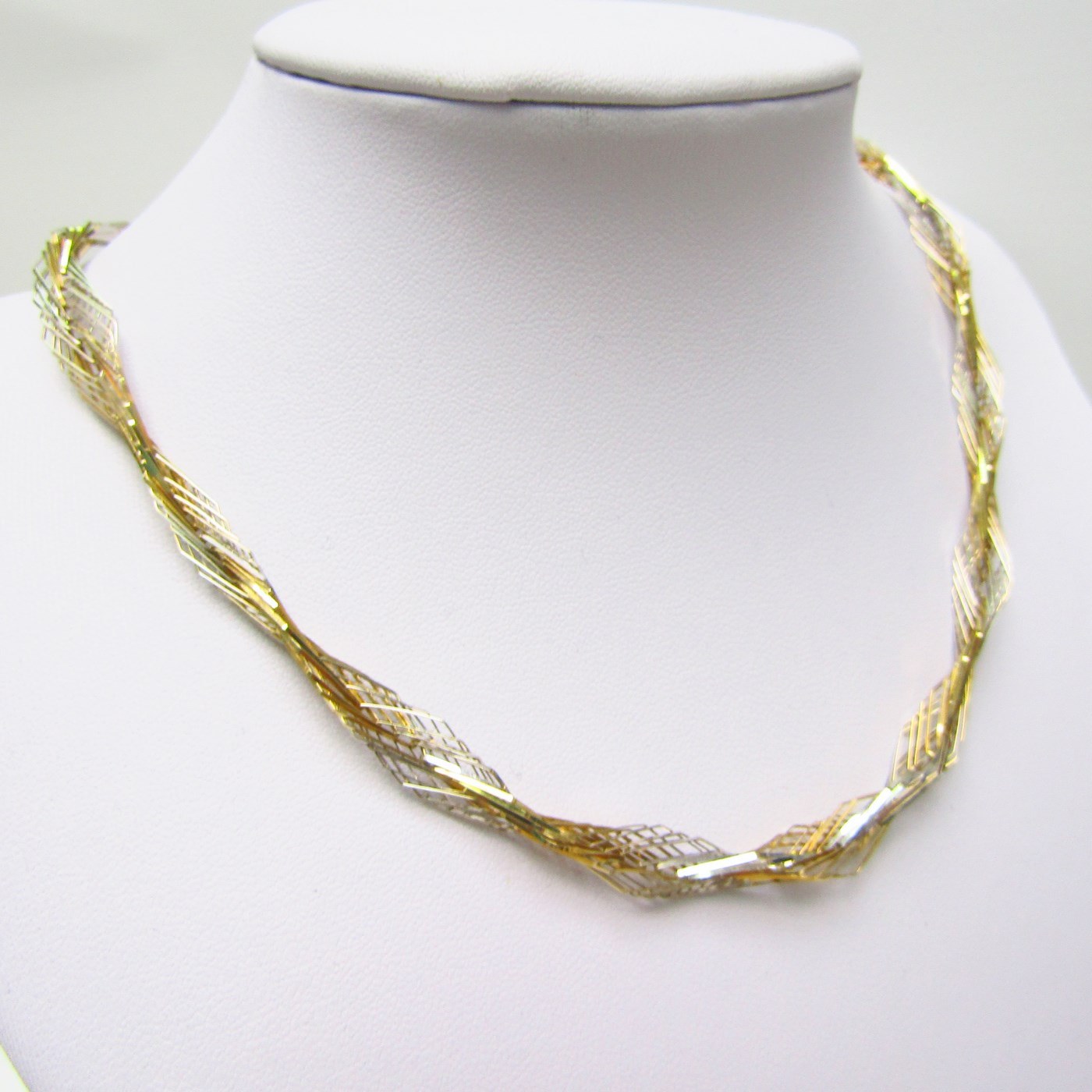 Collar Forxat en Oro Bicolor con eslabones angulados. Oro 18k. 13,56 gr. Collar Forxat en Oro Bicolor con eslabones angulados. Oro 18k. 13,56 gr.