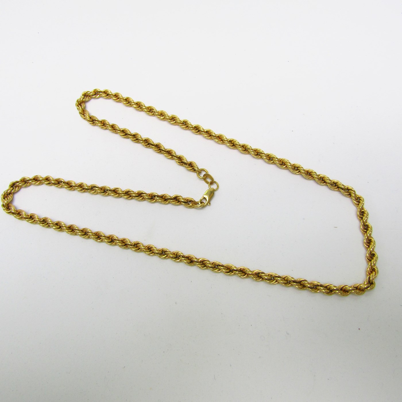 Collar tipo cordón, en Oro de 18k. 15,64 gr.