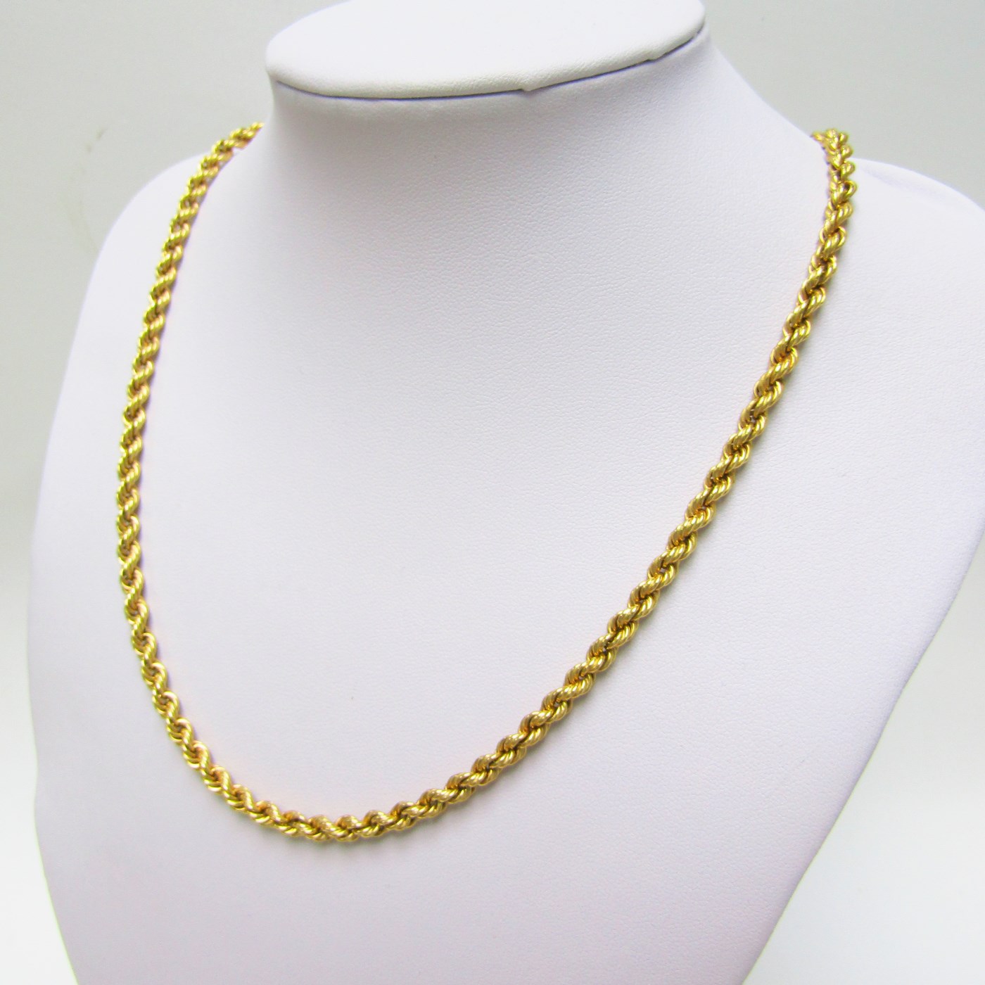 Collar tipo cordón, en Oro de 18k. 15,64 gr.