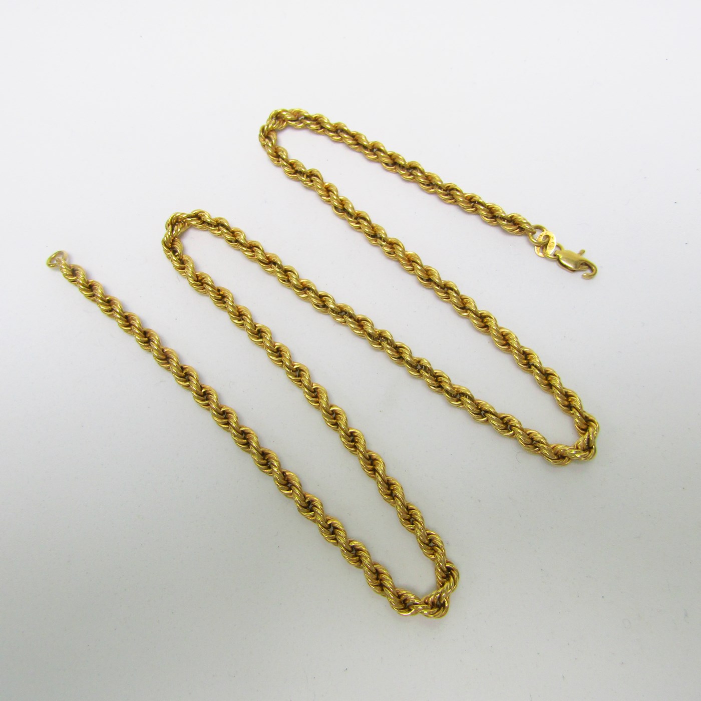 Collar tipo cordón, en Oro de 18k. 15,64 gr.