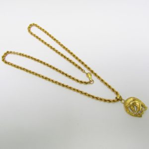 Cordón Salomónico en Oro de 18k y Colgante con motivos Equinos. Peso: 24,36 gr.