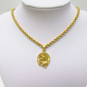 Cordón Salomónico en Oro de 18k y Colgante con motivos Equinos. Peso: 24,36 gr.