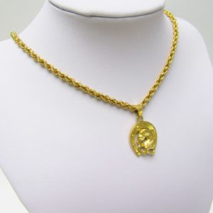 Cordón Salomónico en Oro de 18k y Colgante con motivos Equinos. Peso: 24,36 gr.