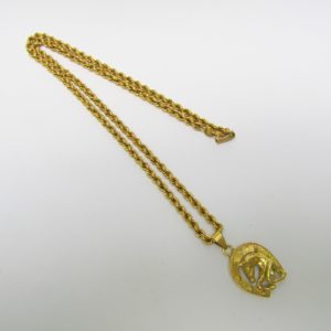 Cordón Salomónico en Oro de 18k y Colgante con motivos Equinos. Peso: 24,36 gr.