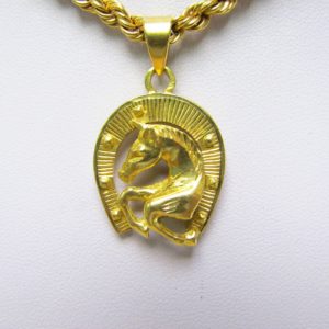 Cordón Salomónico en Oro de 18k y Colgante con motivos Equinos. Peso: 24,36 gr.