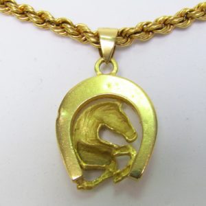 Cordón Salomónico en Oro de 18k y Colgante con motivos Equinos. Peso: 24,36 gr.