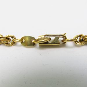 Cordón Salomónico en Oro de 18k y Colgante con motivos Equinos. Peso: 24,36 gr.