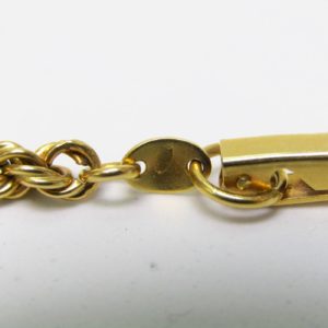 Cordón Salomónico en Oro de 18k y Colgante con motivos Equinos. Peso: 24,36 gr.