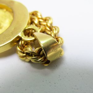 Cordón Salomónico en Oro de 18k y Colgante con motivos Equinos. Peso: 24,36 gr.
