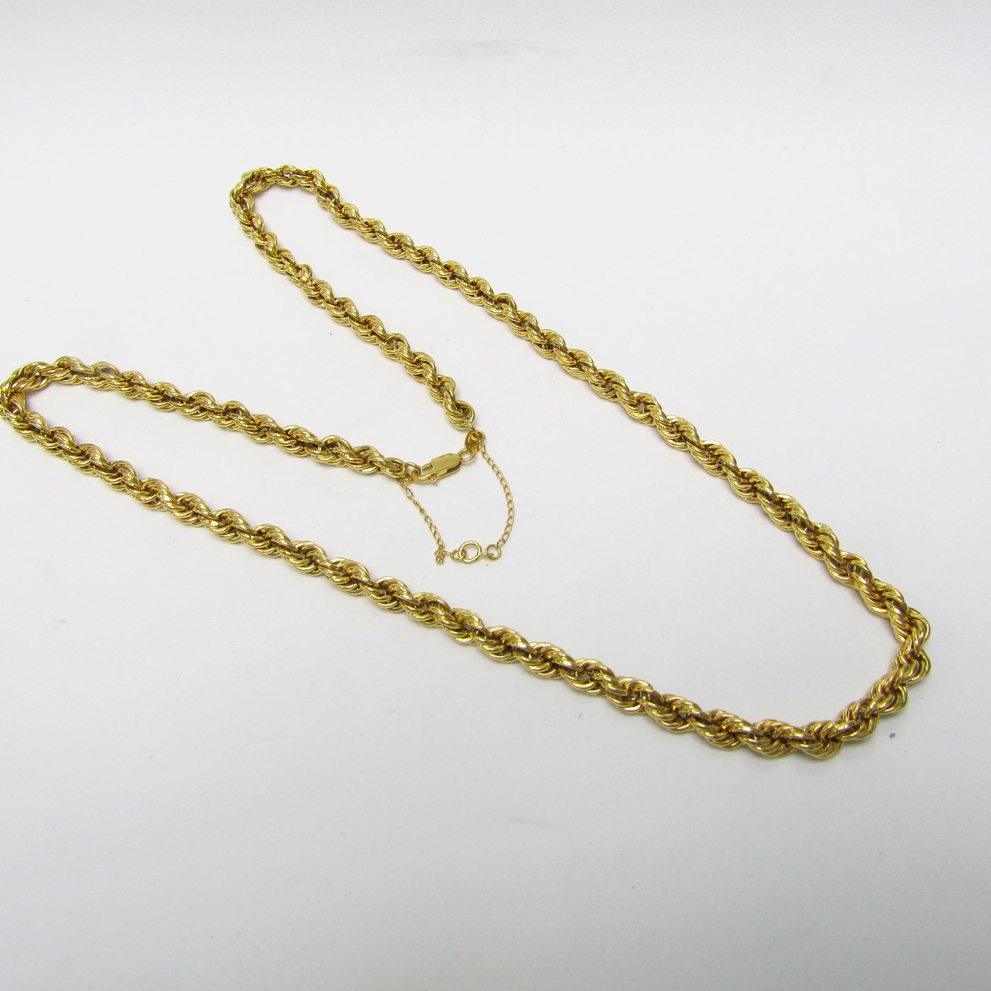Cordón tipo Salomónico, en Oro de 18k. 29 gr. Cordón tipo Salomónico, en Oro de 18k. 29 gr.