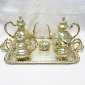 D. García. Juego de Café y té en plata de Ley. España, siglo XX. 2658 gr.