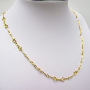Gargantilla en Oro de 18k con eslabones en forma de estribos. 10,17 gr.