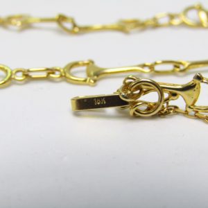 Gargantilla en Oro de 18k con eslabones en forma de estribos. 10,17 gr.