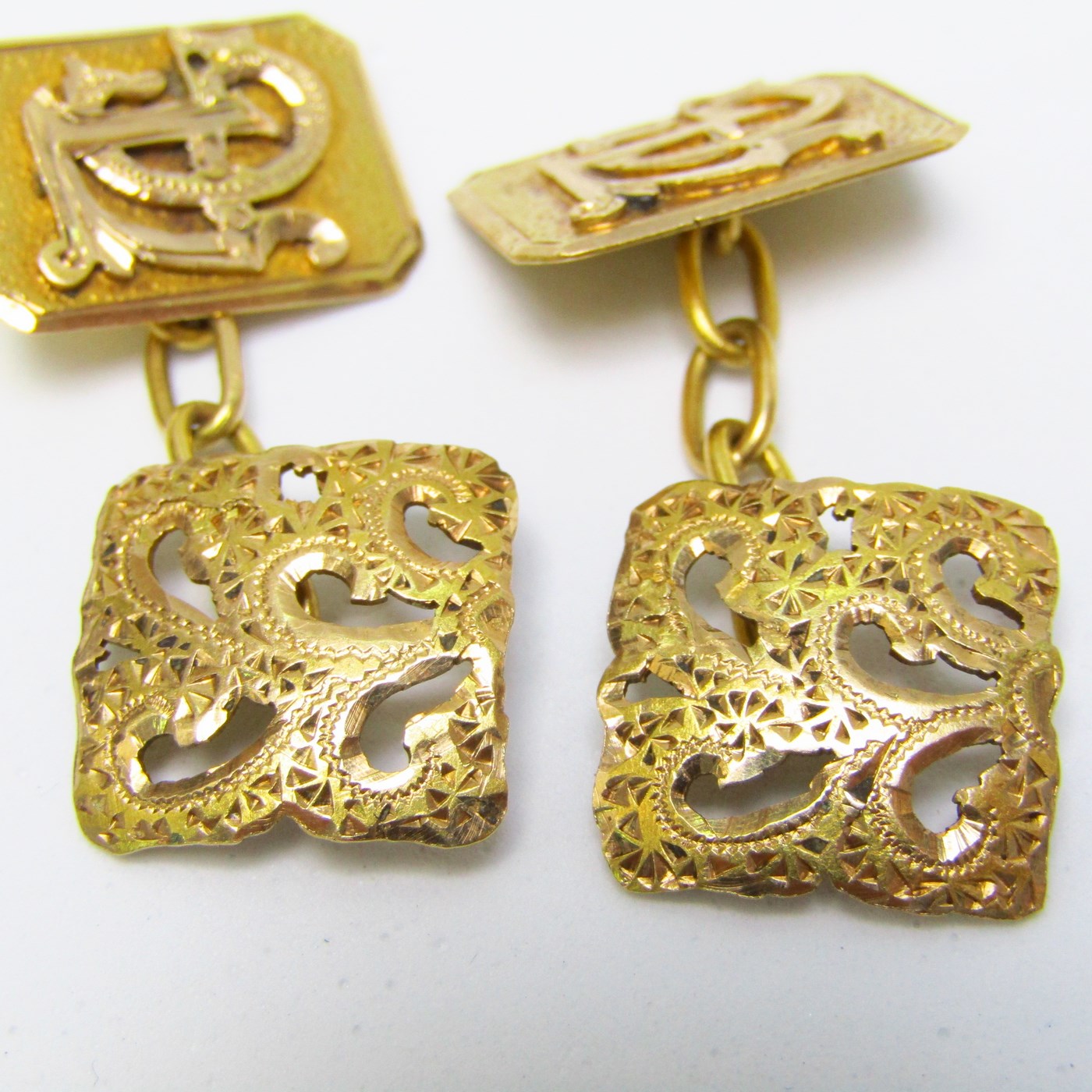 Juego de pasadores de camisa en Oro amarillo de 18k. 7,47 gr. Juego de pasadores de camisa en Oro amarillo de 18k. 7,47 gr.