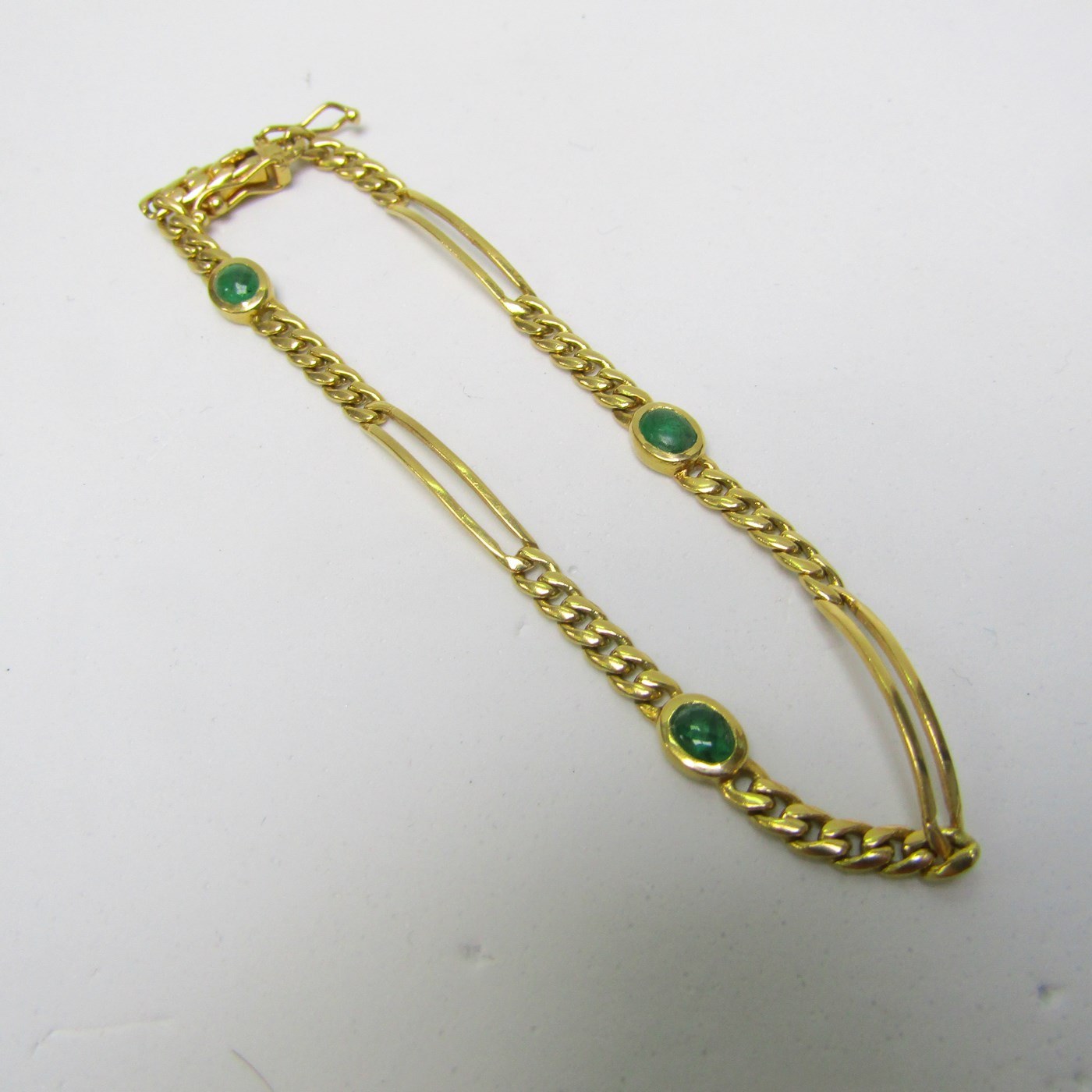 Pulsera en Oro de 18k con tres Esmeraldas de 1 ct. en cabujón. 7,80 gr. Pulsera en Oro de 18k con tres Esmeraldas de 1 ct. en cabujón. 7,80 gr.