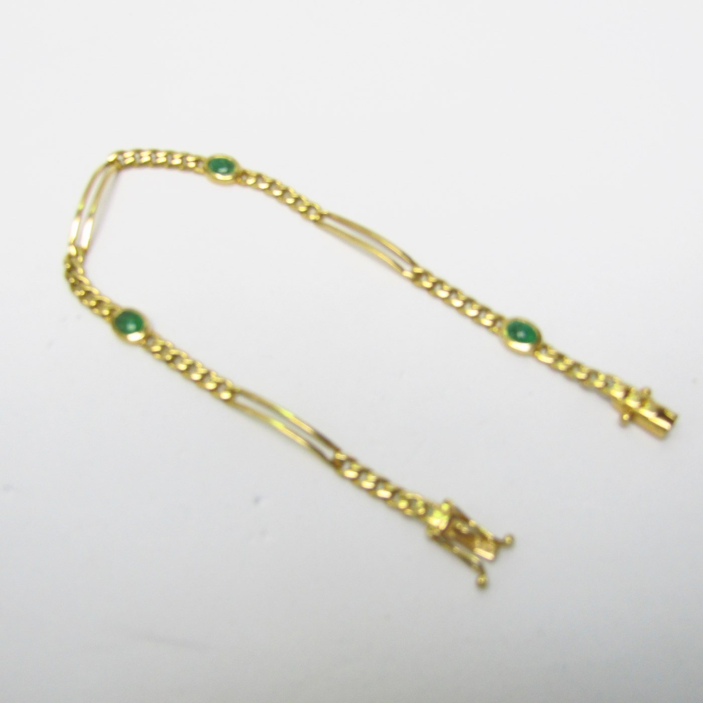 Pulsera en Oro de 18k con tres Esmeraldas de 1 ct. en cabujón. 7,80 gr. Pulsera en Oro de 18k con tres Esmeraldas de 1 ct. en cabujón. 7,80 gr.