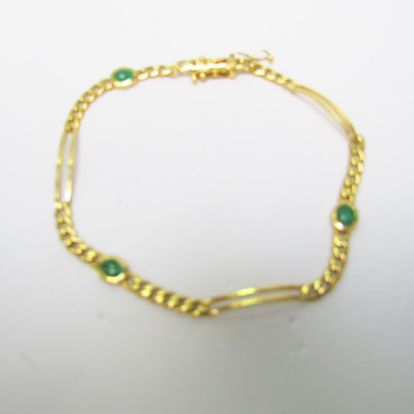 Pulsera en Oro de 18k con tres Esmeraldas de 1 ct. en cabujón. 7,80 gr. Pulsera en Oro de 18k con tres Esmeraldas de 1 ct. en cabujón. 7,80 gr.