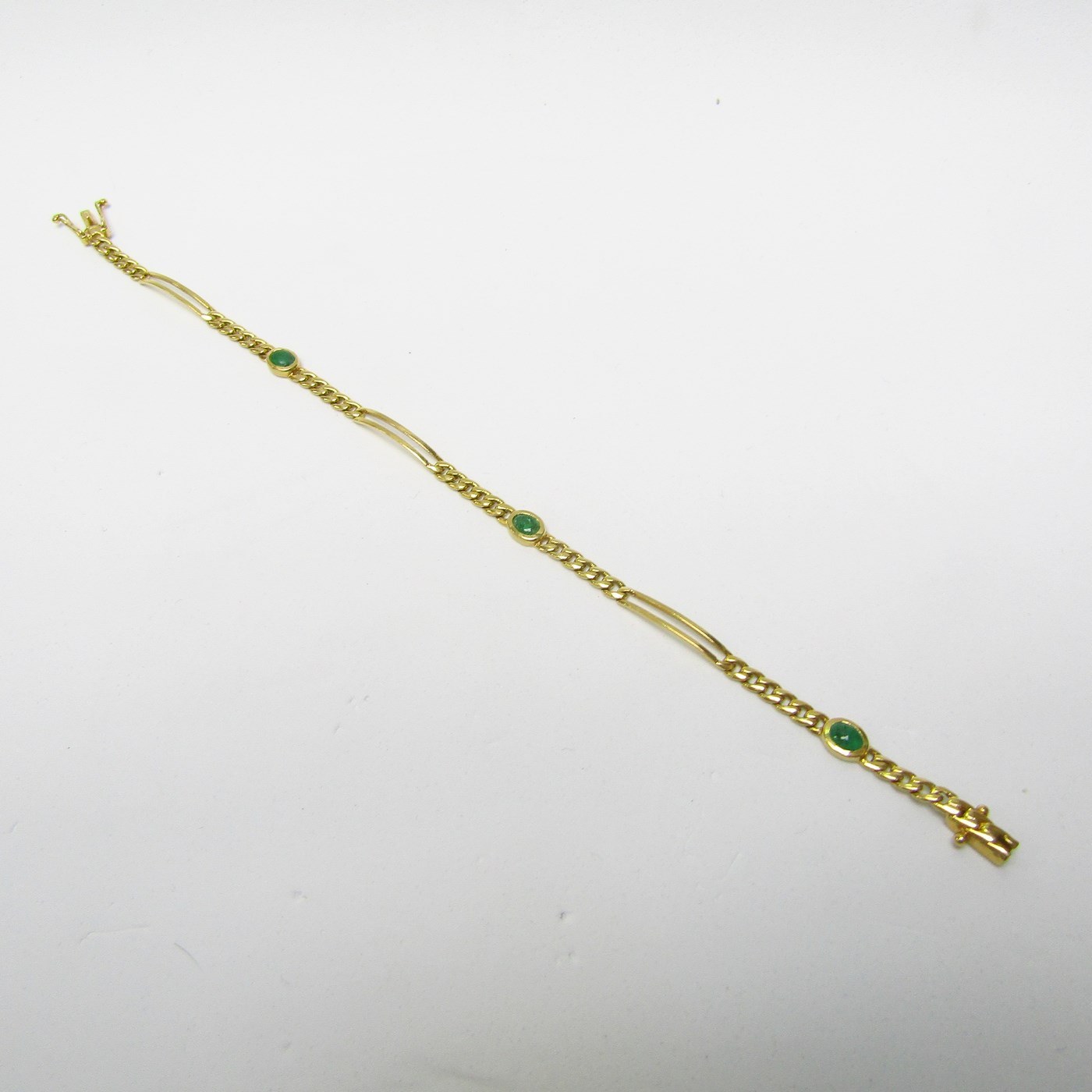 Pulsera en Oro de 18k con tres Esmeraldas de 1 ct. en cabujón. 7,80 gr. Pulsera en Oro de 18k con tres Esmeraldas de 1 ct. en cabujón. 7,80 gr.