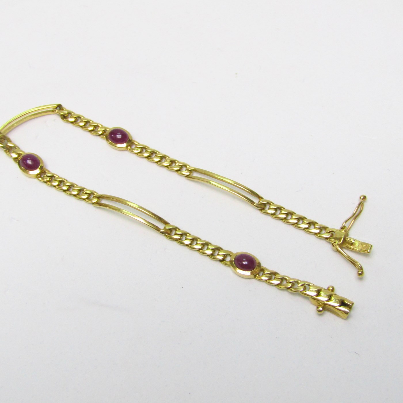 Pulsera en Oro de 18k con tres Rubíes de 1 ct. en cabujón. 8,30 gr. Pulsera en Oro de 18k con tres Rubíes de 1 ct. en cabujón. 8,30 gr.