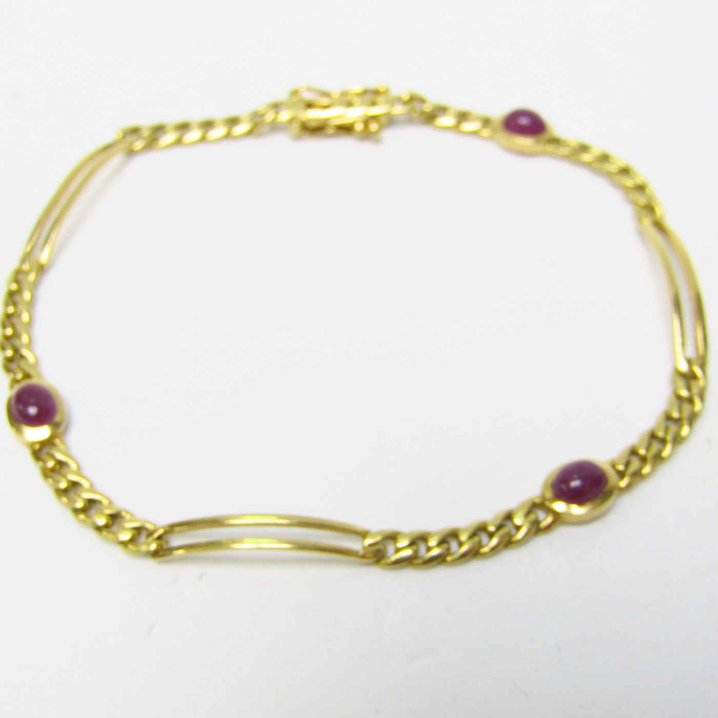 Pulsera en Oro de 18k con tres Rubíes de 1 ct. en cabujón. 8,30 gr. Pulsera en Oro de 18k con tres Rubíes de 1 ct. en cabujón. 8,30 gr.