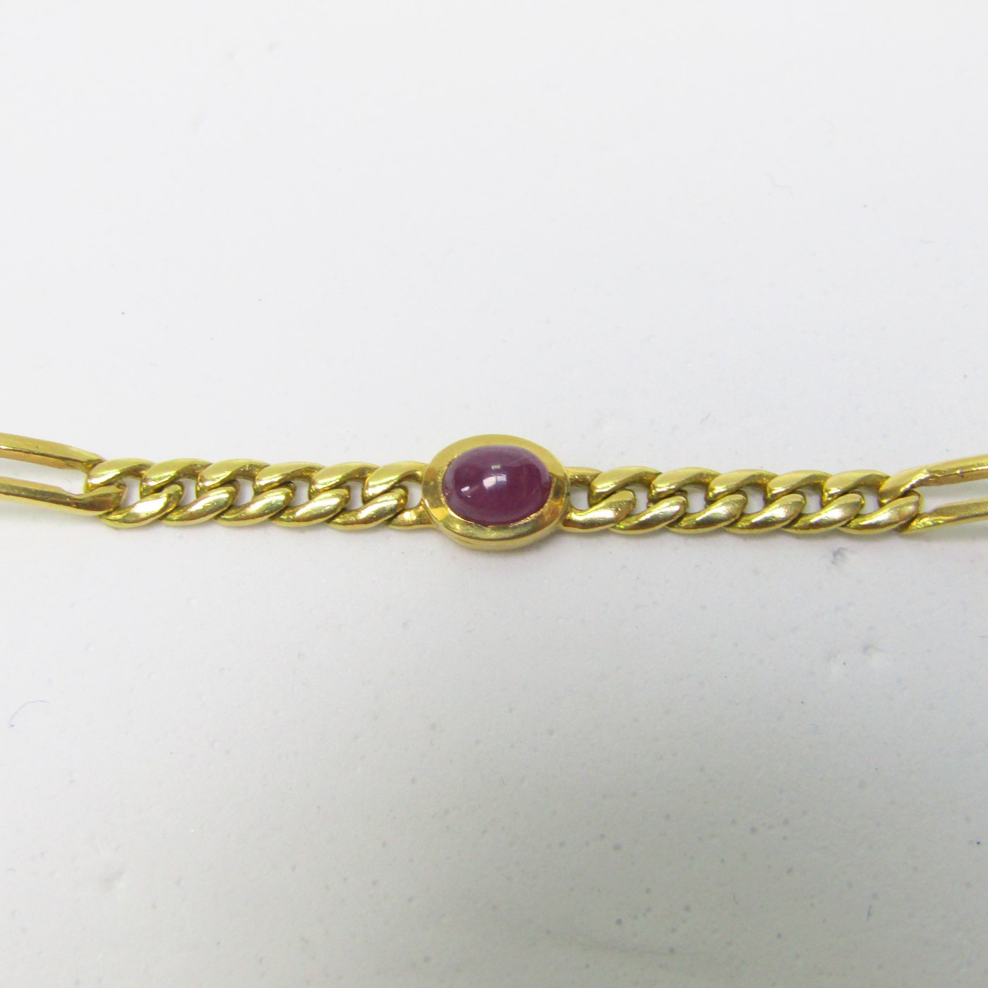 Pulsera en Oro de 18k con tres Rubíes de 1 ct. en cabujón. 8,30 gr. Pulsera en Oro de 18k con tres Rubíes de 1 ct. en cabujón. 8,30 gr.