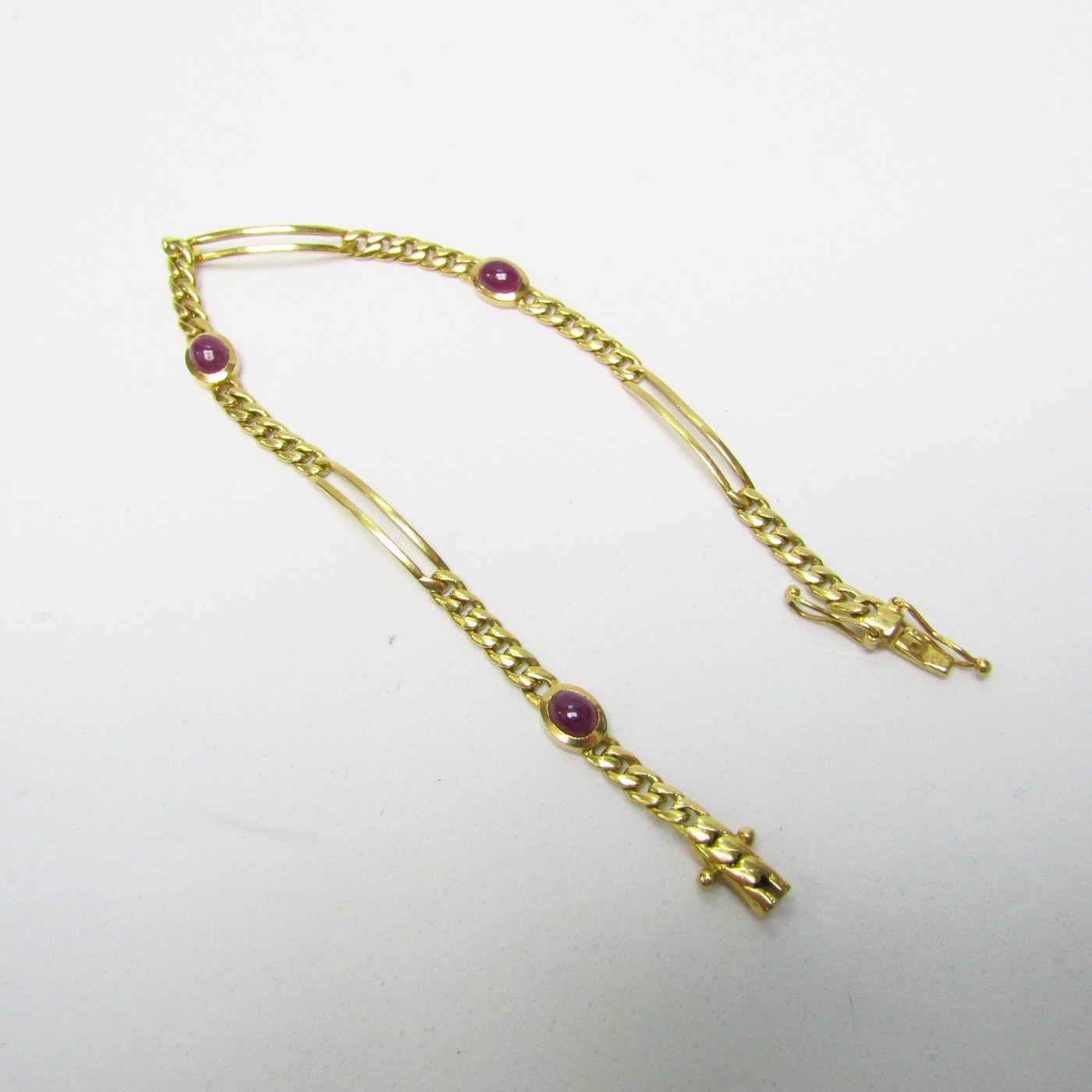 Pulsera en Oro de 18k con tres Rubíes de 1 ct. en cabujón. 8,30 gr. Pulsera en Oro de 18k con tres Rubíes de 1 ct. en cabujón. 8,30 gr.