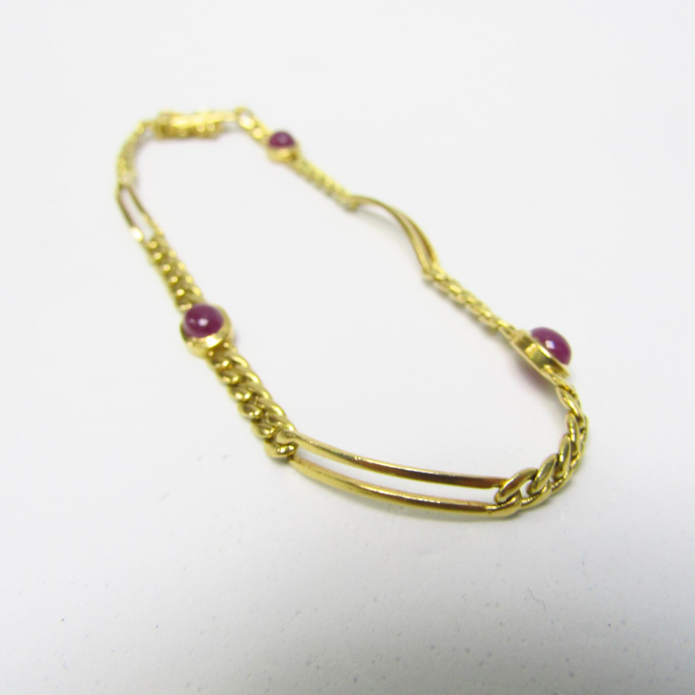 Pulsera en Oro de 18k con tres Rubíes de 1 ct. en cabujón. 8,30 gr. Pulsera en Oro de 18k con tres Rubíes de 1 ct. en cabujón. 8,30 gr.