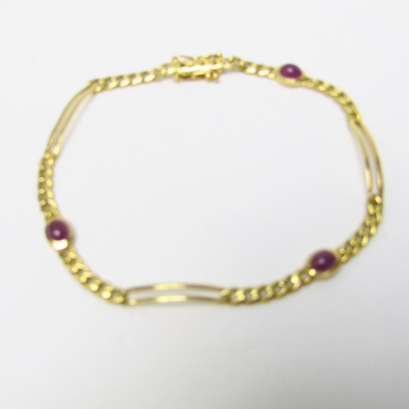 Pulsera en Oro de 18k con tres Rubíes de 1 ct. en cabujón. 8,30 gr. Pulsera en Oro de 18k con tres Rubíes de 1 ct. en cabujón. 8,30 gr.