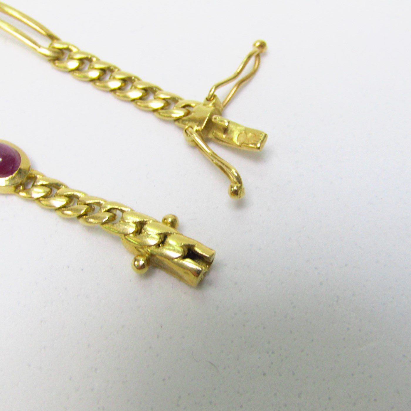 Pulsera en Oro de 18k con tres Rubíes de 1 ct. en cabujón. 8,30 gr. Pulsera en Oro de 18k con tres Rubíes de 1 ct. en cabujón. 8,30 gr.