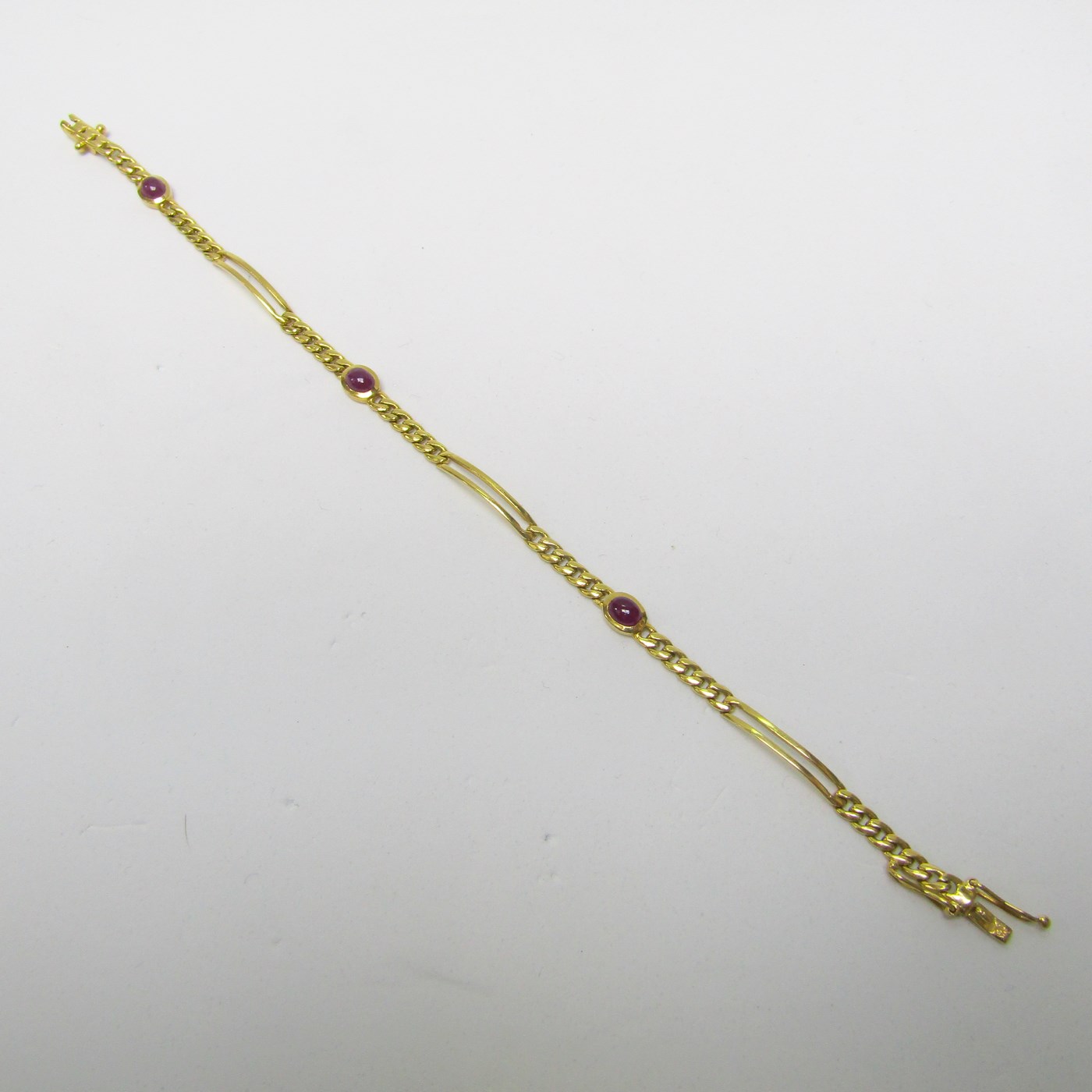 Pulsera en Oro de 18k con tres Rubíes de 1 ct. en cabujón. 8,30 gr. Pulsera en Oro de 18k con tres Rubíes de 1 ct. en cabujón. 8,30 gr.