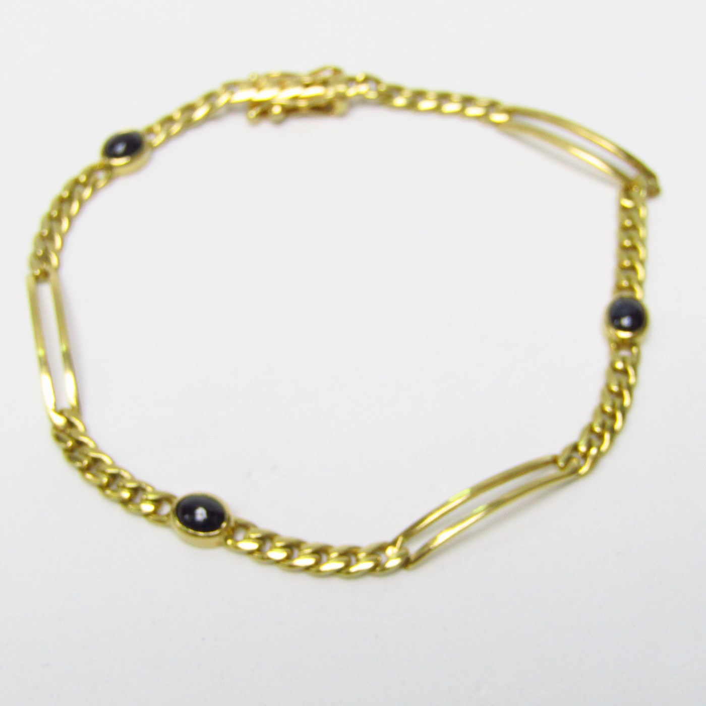 Pulsera en Oro de 18k con tres Zafiros de 1 ct. en cabujón. 8.23 gr. Pulsera en Oro de 18k con tres Zafiros de 1 ct. en cabujón. 8.23 gr.